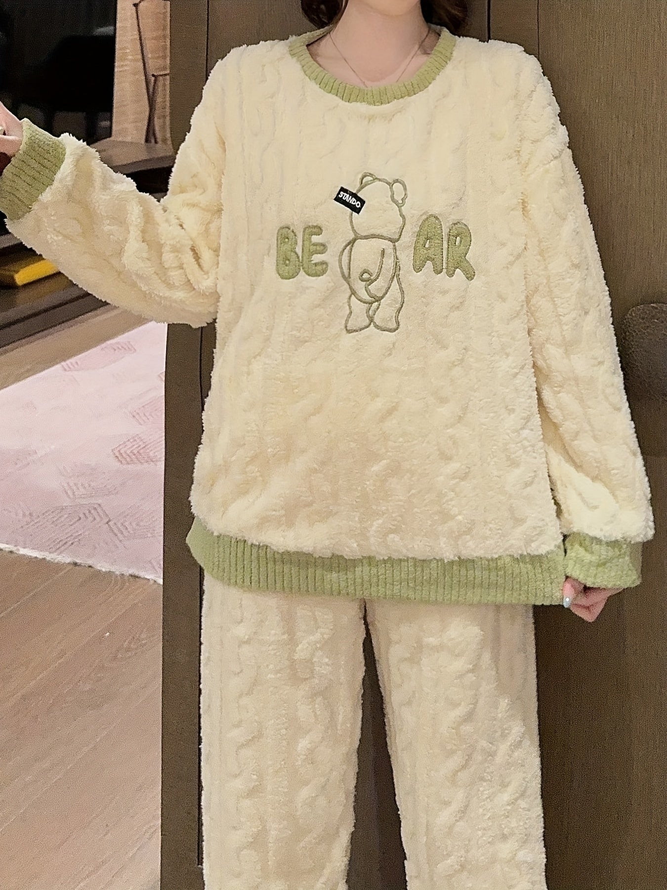 Envelope Bear Thick Pajamas in Autumn and Winter，Soft and Cute Cartoon Pattern，Long-Sleeved Trousers Two-Piece Coral Fleece Homewear，Suitable for Outdoor Wear。