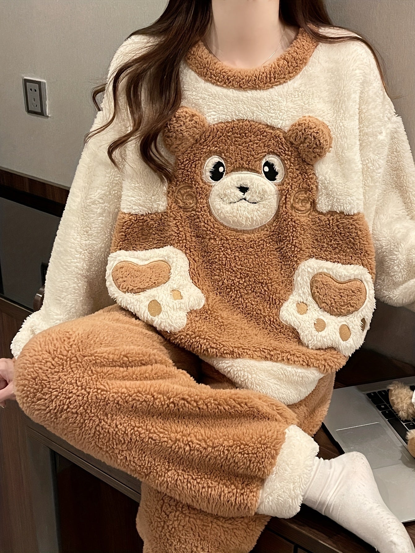 Warm Winter Cartoon Bear Velvet Pajamas Suit：Soft Suede Long Sleeve round Neck Top，Straight-Leg Pants No Belt，Comfortable and Warm Women's Pajamas and Casual Wear