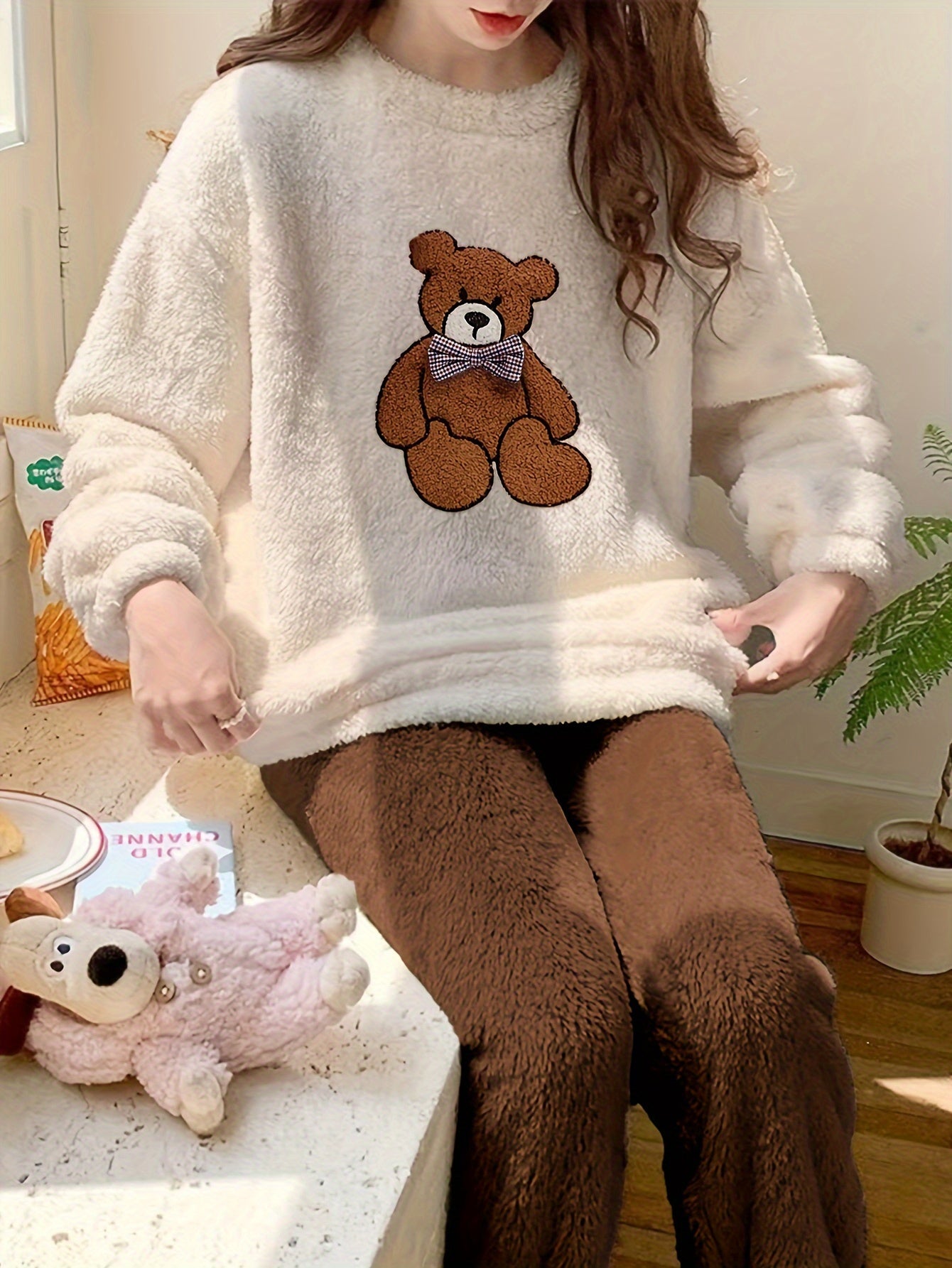 Women's Cute Teddy and Cartoon Bow Tie Bear Embroidery Fleece Thickening Pajamas Suit Long Sleeve round Neck Top and Pants Comfortable Loose Autumn and Winter Style