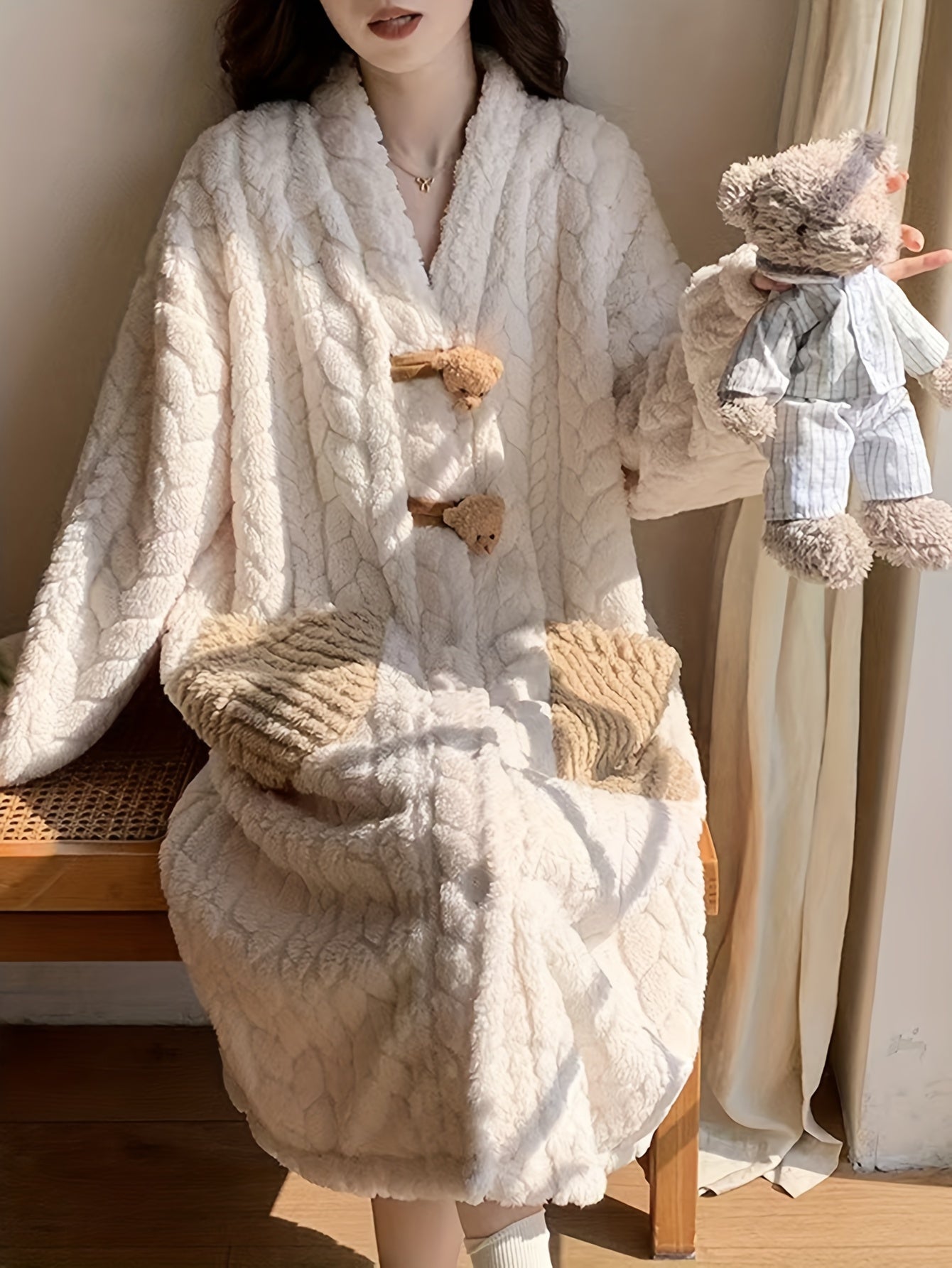 Women's Autumn and Winter Warm Nightgown，Blade Jacquard，Teddy Bear Decoration，Cute Coral Fleece Pajamas，Women's Loose Homewear