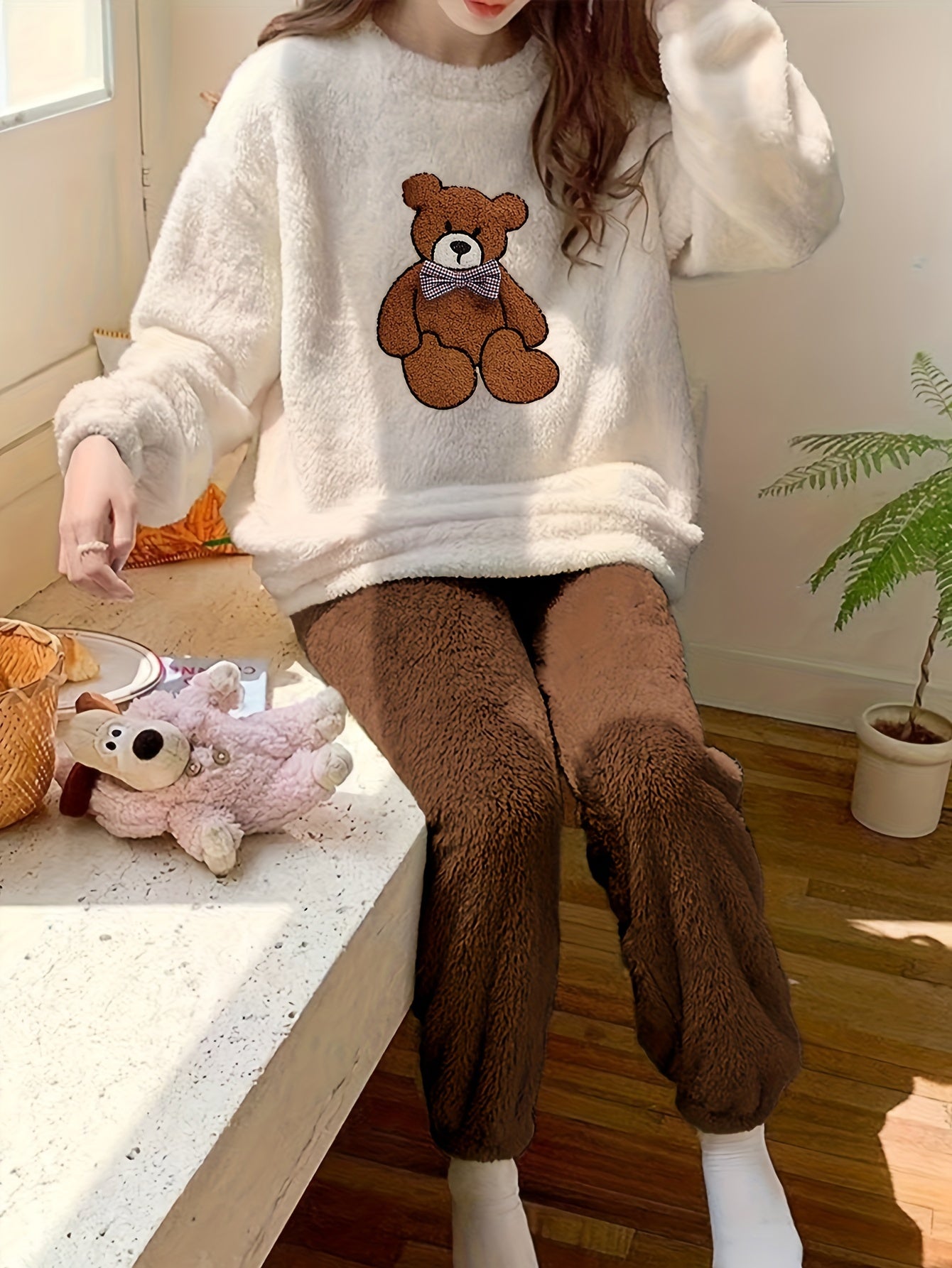 Women's Cute Teddy and Cartoon Bow Tie Bear Embroidery Fleece Thickening Pajamas Suit Long Sleeve round Neck Top and Pants Comfortable Loose Autumn and Winter Style