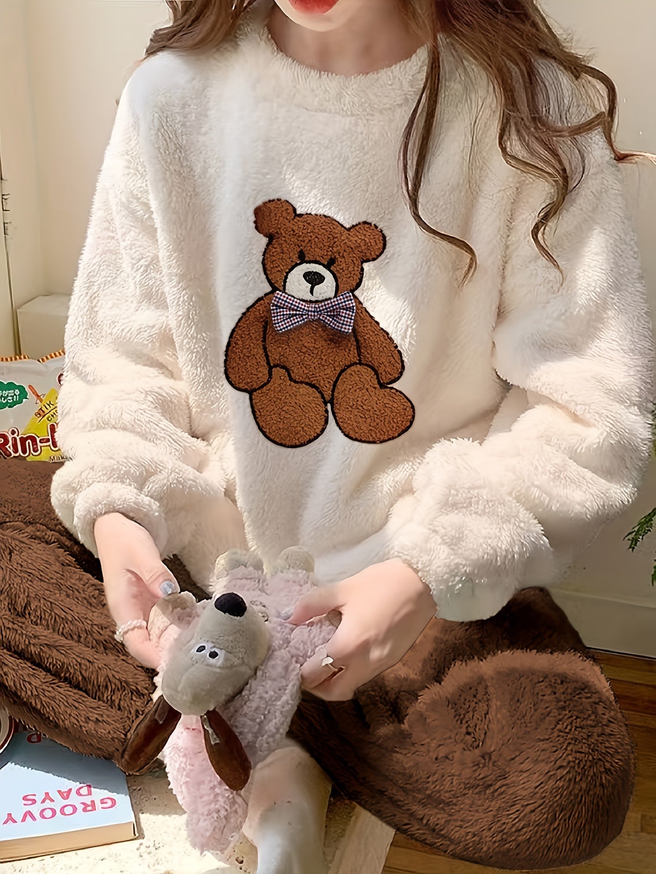 Women's Cute Teddy and Cartoon Bow Tie Bear Embroidery Fleece Thickening Pajamas Suit Long Sleeve round Neck Top and Pants Comfortable Loose Autumn and Winter Style