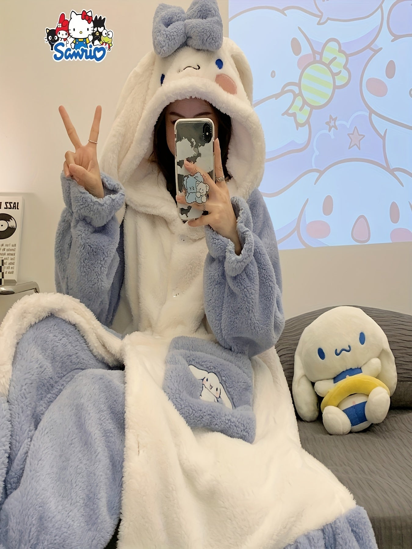 [Authorization - Sanrio] Cute Flannel Ladies' Robe，Warm Winter Cartoon Printed Pajamas，Long Sleeve，Comfortable and Cute Style，Pants Not Included