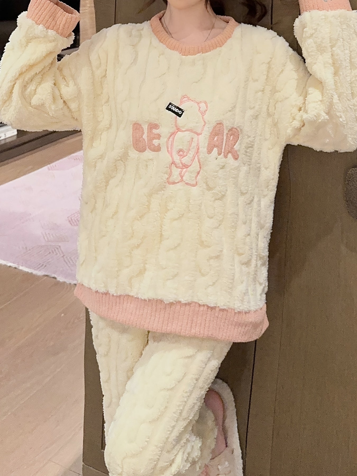 Envelope Bear Thick Pajamas in Autumn and Winter，Soft and Cute Cartoon Pattern，Long-Sleeved Trousers Two-Piece Coral Fleece Homewear，Suitable for Outdoor Wear。