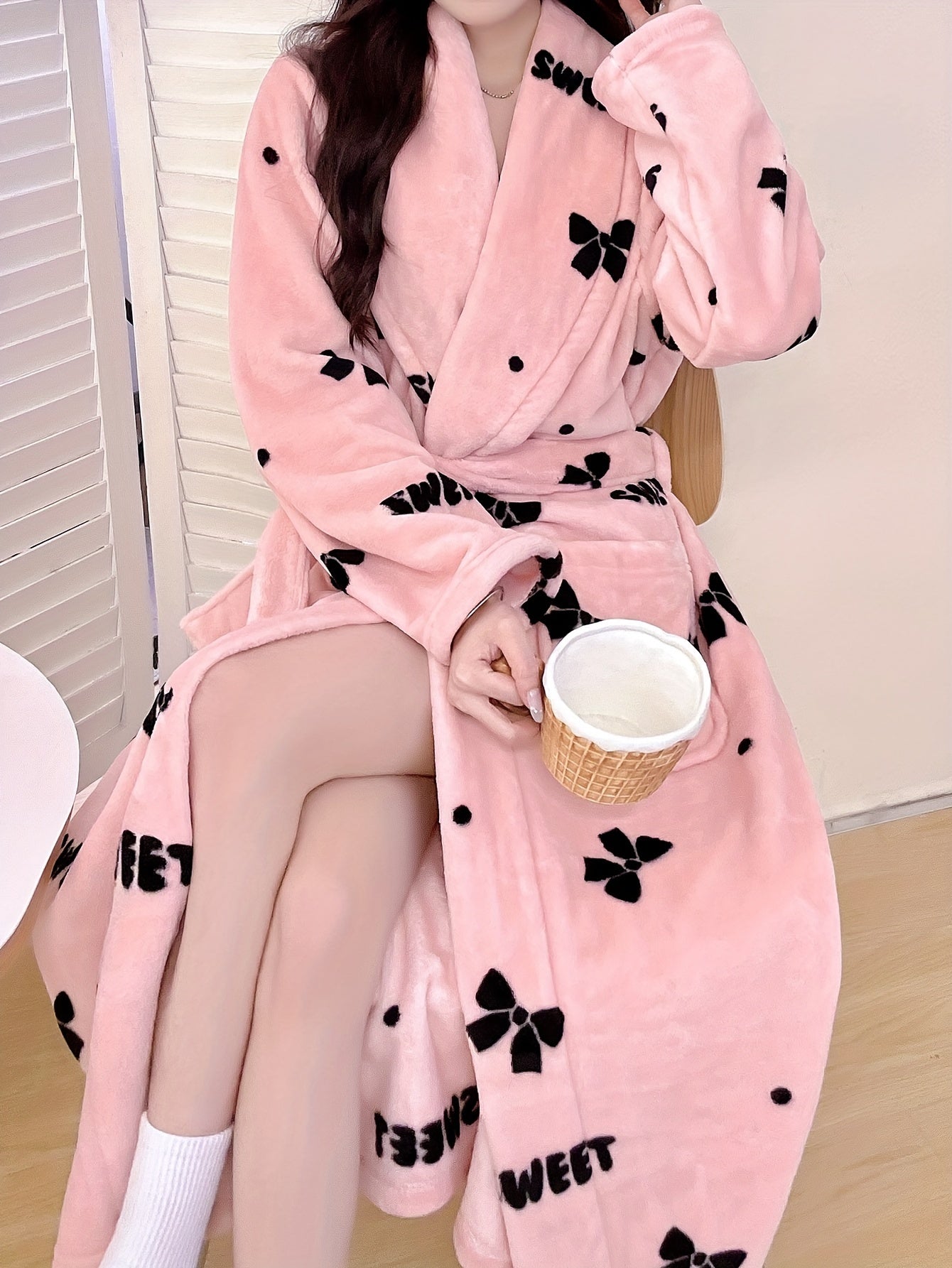 A Coral Fleece Long Sleeve Nightgown with Butterfly Pattern，Comfortable homewear，Adjustable Waist Strap，Made of Polyester，Casual Style，Adult Size