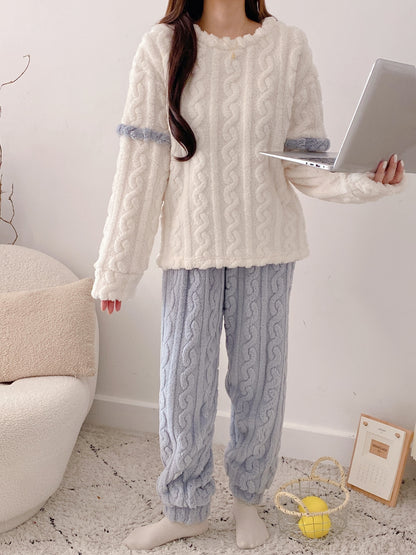 Women's Contrasting Color Jacquard Fleece Thickening Casual Pajamas Suit，Long Sleeve Round Neck Top and Pants，Suitable for Autumn and Winter Comfort and Casual Version