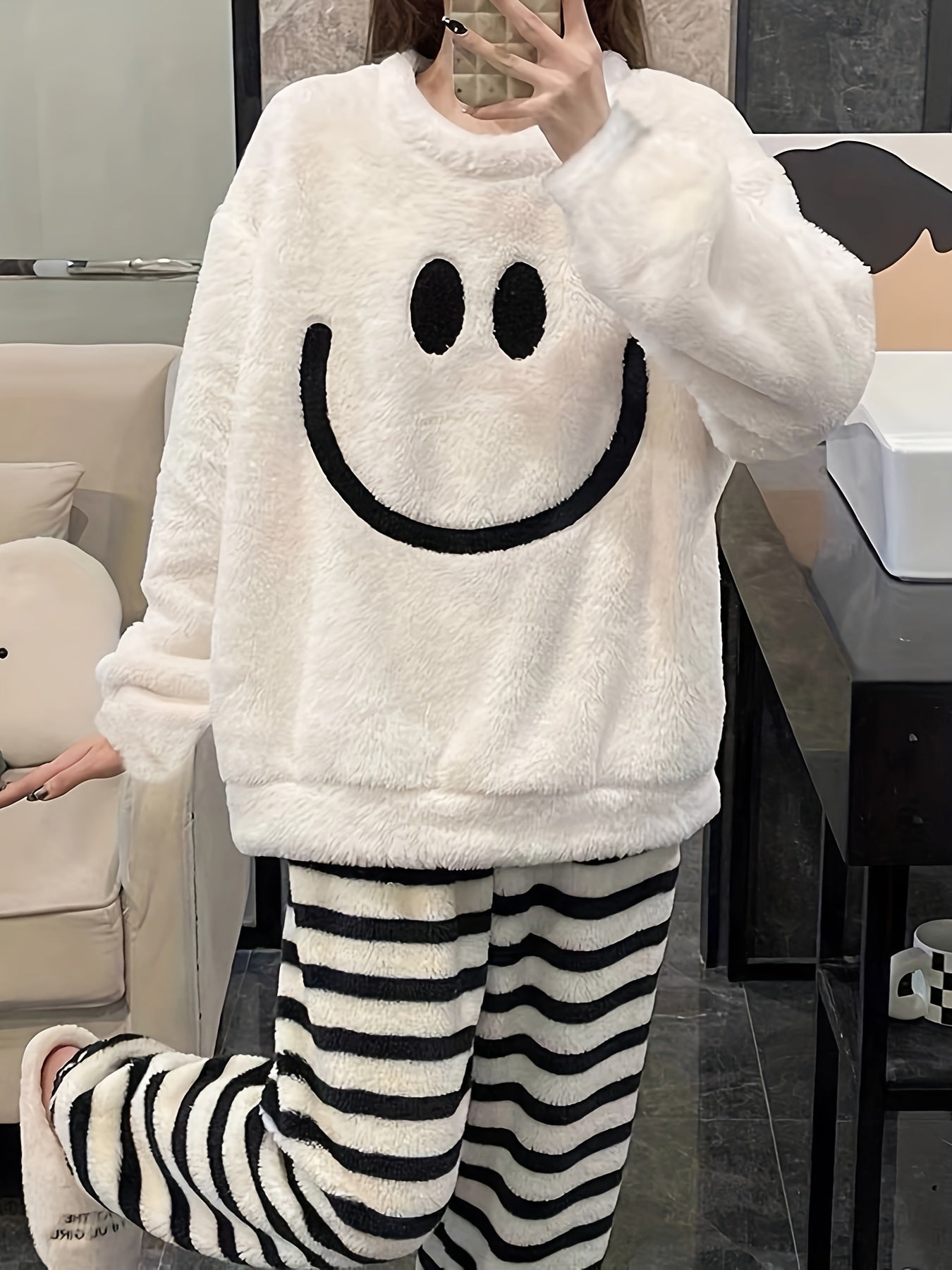 Women's Thick Flannel Pajamas Suit，Comfortable Winter Pajamas，Cute Smile Face Design，Soft Polyester Casual Suit