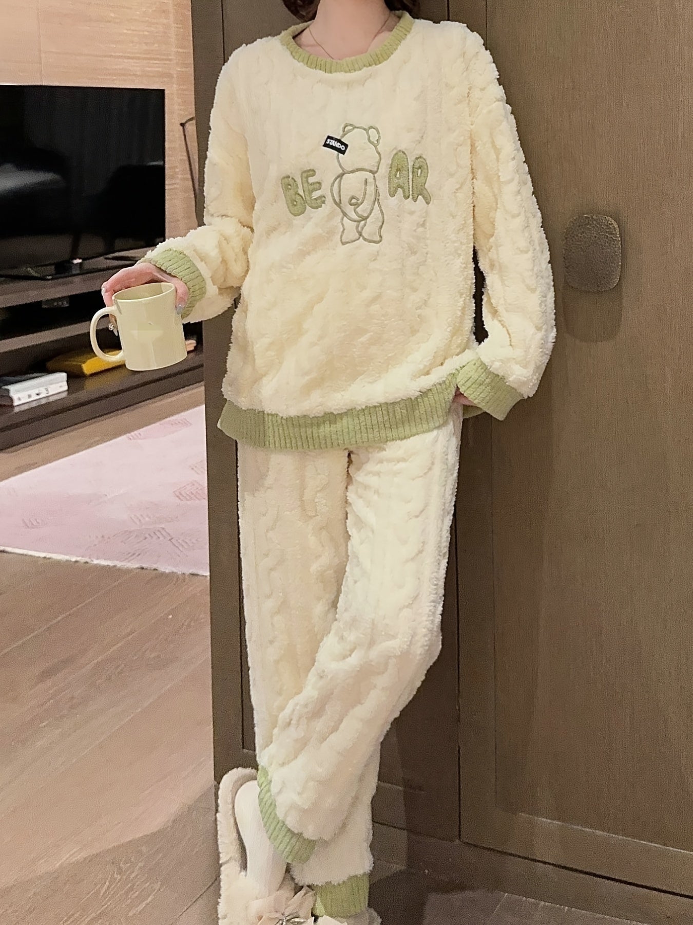 Envelope Bear Thick Pajamas in Autumn and Winter，Soft and Cute Cartoon Pattern，Long-Sleeved Trousers Two-Piece Coral Fleece Homewear，Suitable for Outdoor Wear。