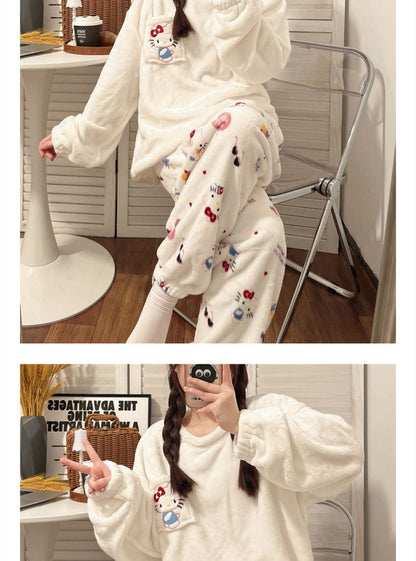 Ladies Hello Kitty Flannel Pajamas Suit，Casual round Neck，Polyester Knitted Fabric，Cartoon Pattern Casual Wear，Thick Plush Two-Piece Year-round Pajamas。