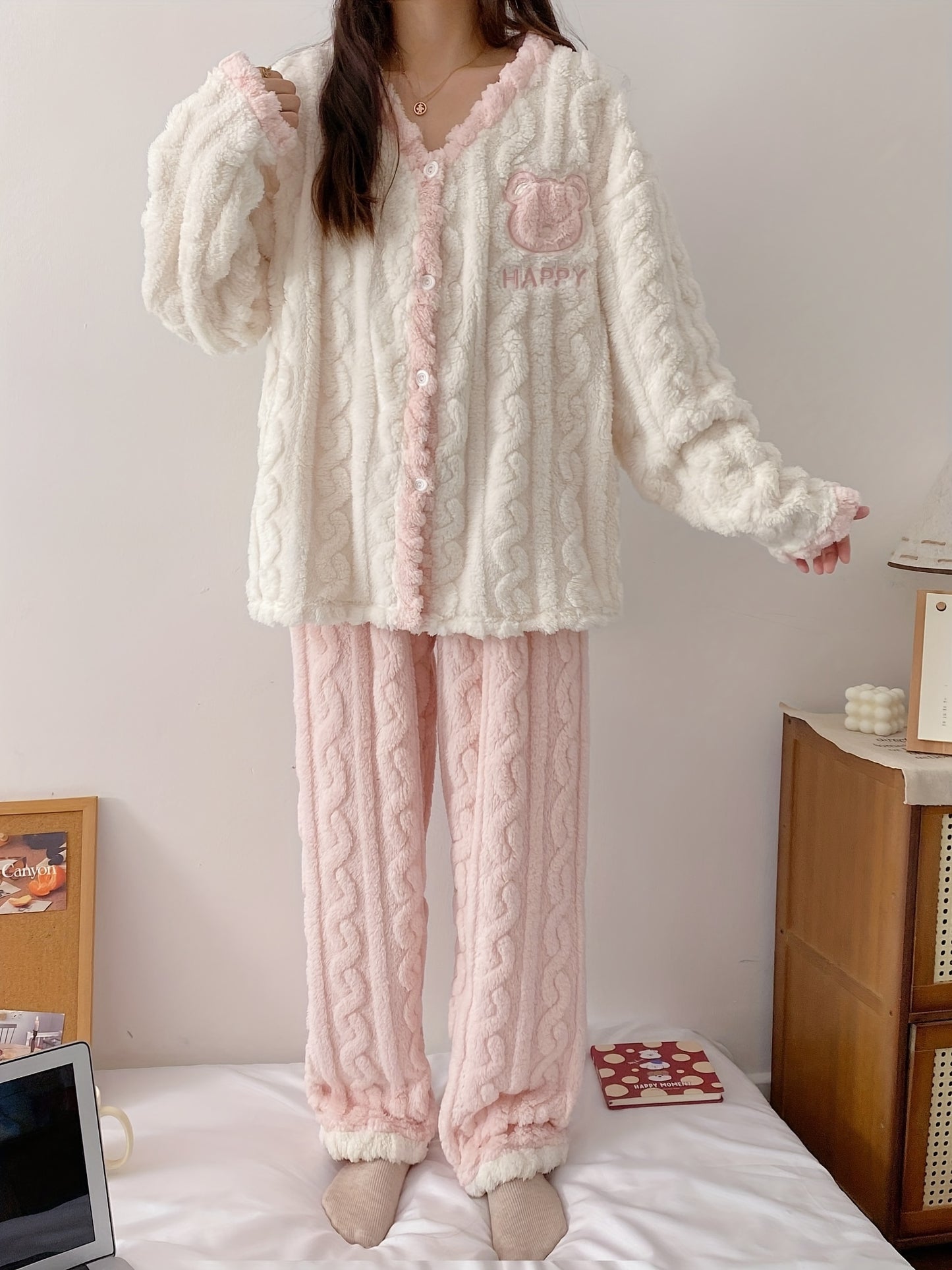 【Customer Favorite】Comfortable Fleece Women's Pajama Suit，with Cute Bear and Letter Pattern - Casual Long-Sleeved Top and Pants，Winter Non-Retractable Polyester Pajamas