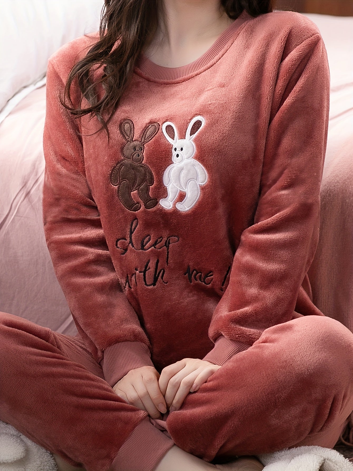 Comfortable Fleece Women's Pajama Suit - Cute Rabbit and Letter Embroidery，Long Sleeve Round Neck Top with Elastic Waist Belt Jogger Pants，Warm Winter Loungewear，Plus Size Pajamas Suit，Flannel，Spiral Shrink-Proof Design，Thickened