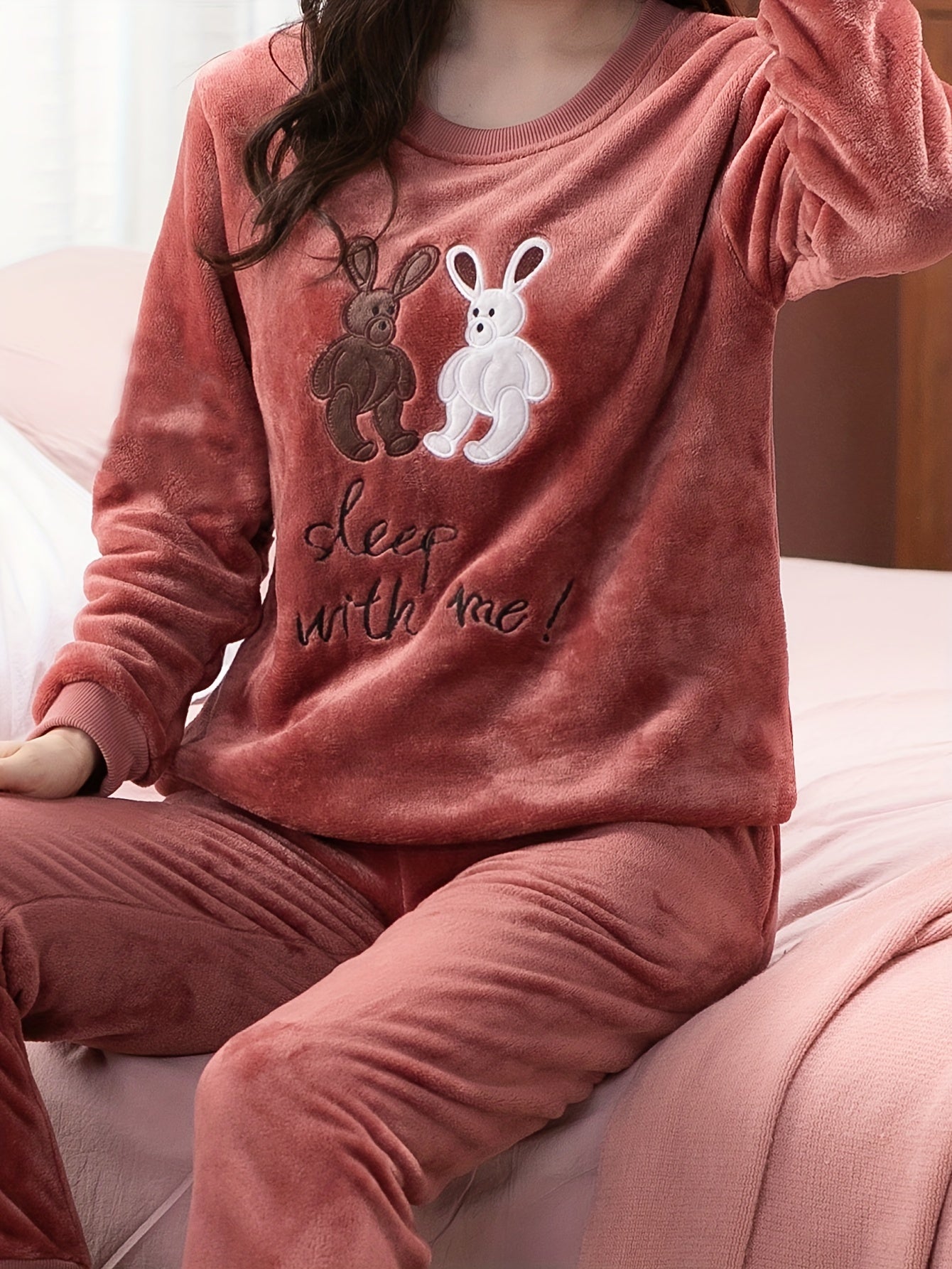 Comfortable Fleece Women's Pajama Suit - Cute Rabbit and Letter Embroidery，Long Sleeve Round Neck Top with Elastic Waist Belt Jogger Pants，Warm Winter Loungewear，Plus Size Pajamas Suit，Flannel，Spiral Shrink-Proof Design，Thickened