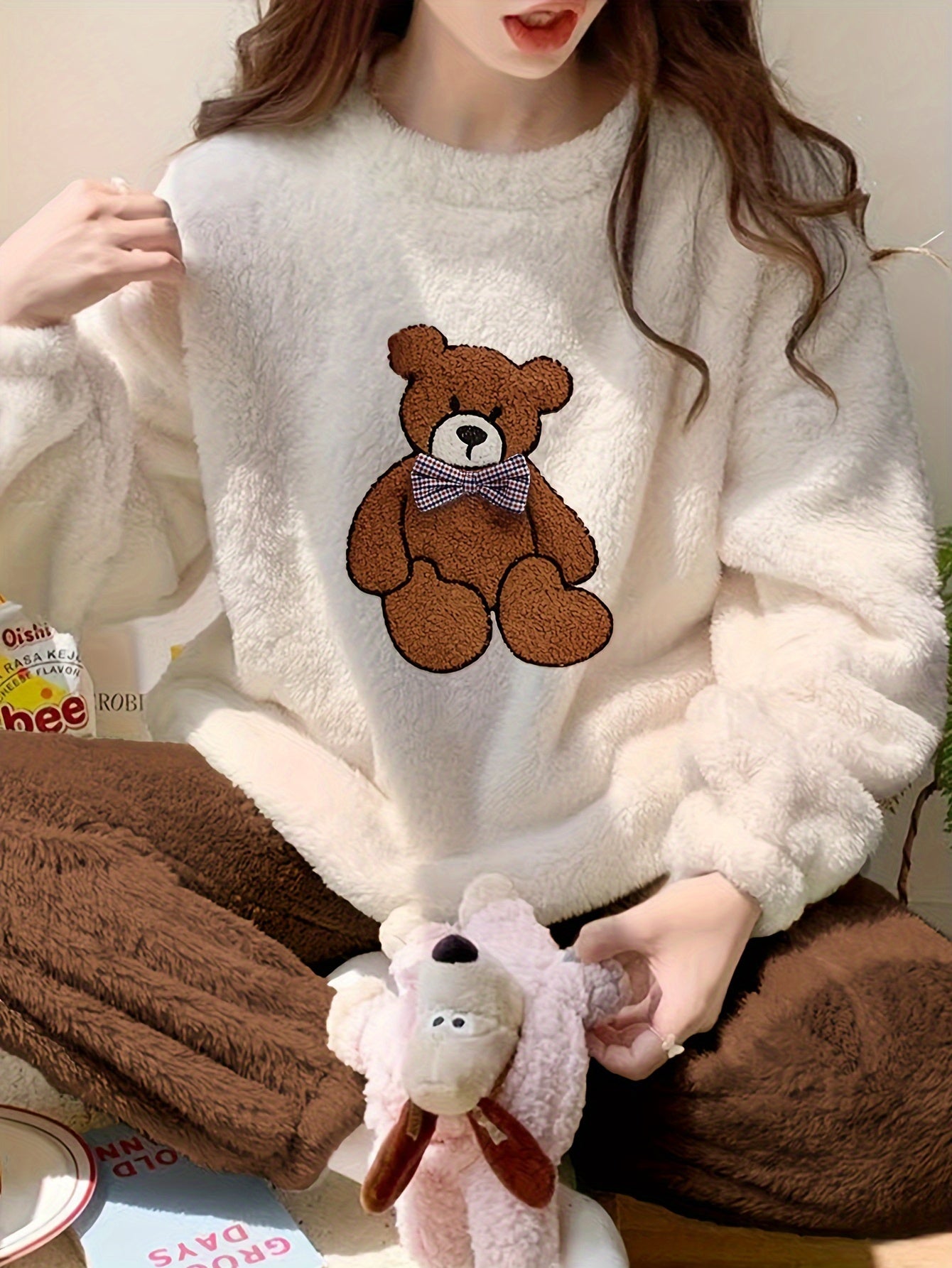 Women's Cute Teddy and Cartoon Bow Tie Bear Embroidery Fleece Thickening Pajamas Suit Long Sleeve round Neck Top and Pants Comfortable Loose Autumn and Winter Style