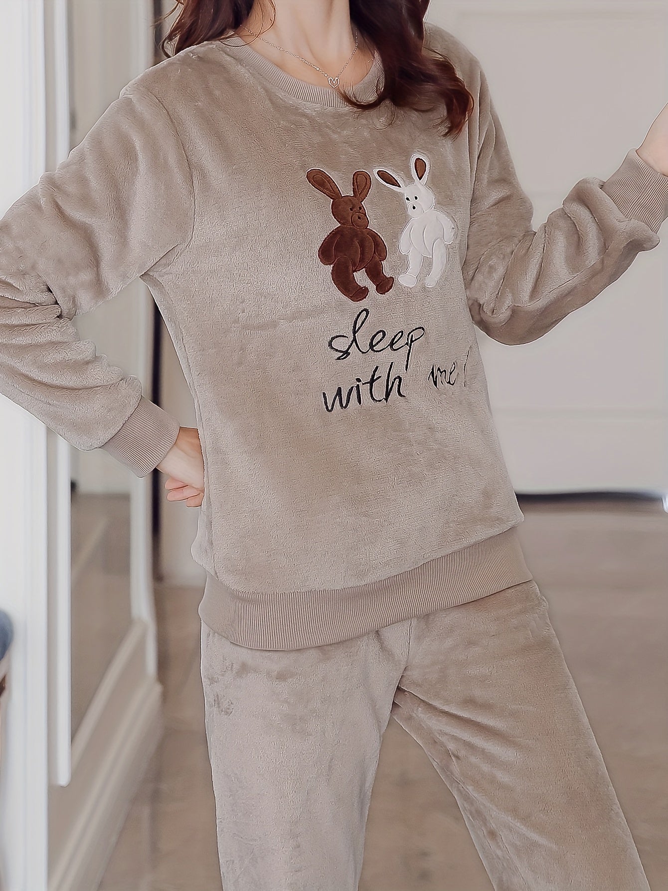 Comfortable Fleece Women's Pajama Suit - Cute Rabbit and Letter Embroidery，Long Sleeve Round Neck Top with Elastic Waist Belt Jogger Pants，Warm Winter Loungewear，Plus Size Pajamas Suit，Flannel，Spiral Shrink-Proof Design，Thickened