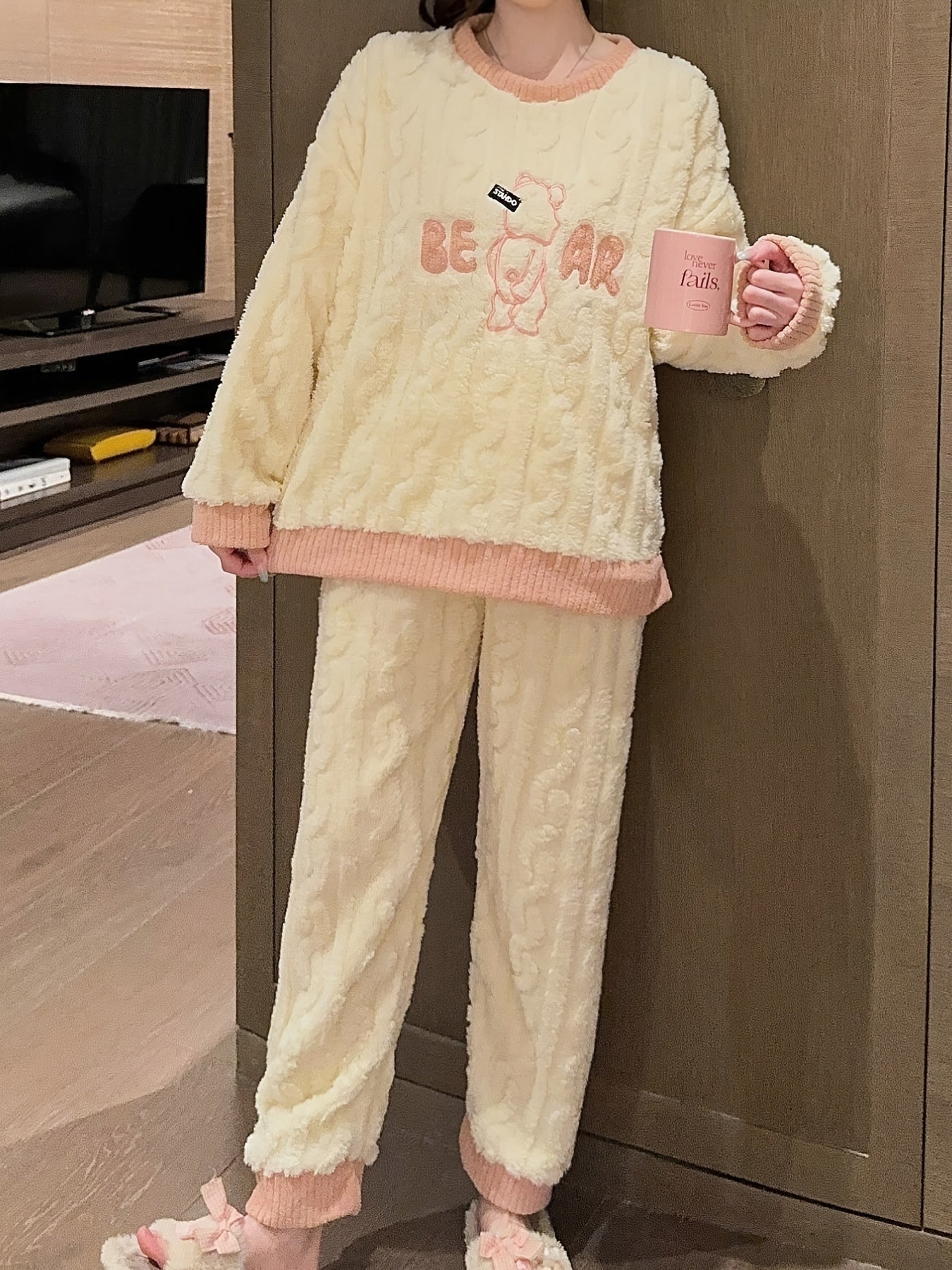 Envelope Bear Thick Pajamas in Autumn and Winter，Soft and Cute Cartoon Pattern，Long-Sleeved Trousers Two-Piece Coral Fleece Homewear，Suitable for Outdoor Wear。