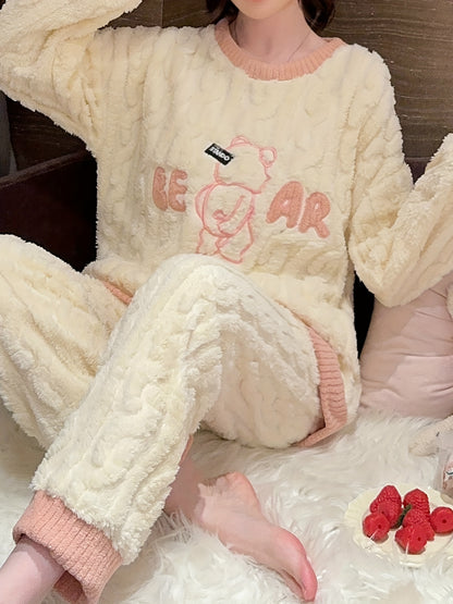 Envelope Bear Thick Pajamas in Autumn and Winter，Soft and Cute Cartoon Pattern，Long-Sleeved Trousers Two-Piece Coral Fleece Homewear，Suitable for Outdoor Wear。