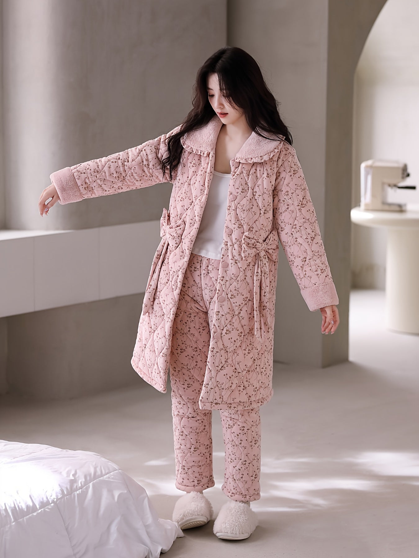 An Elegant Set of Women's Pajamas Suit - Polyester Knitted Fabric Suitable for All Seasons，Long Sleeve V Collar Top with Shorts，Solid Color Design Buckle Details，Comfortable Iceland Velvet Thick Warm Home Wear