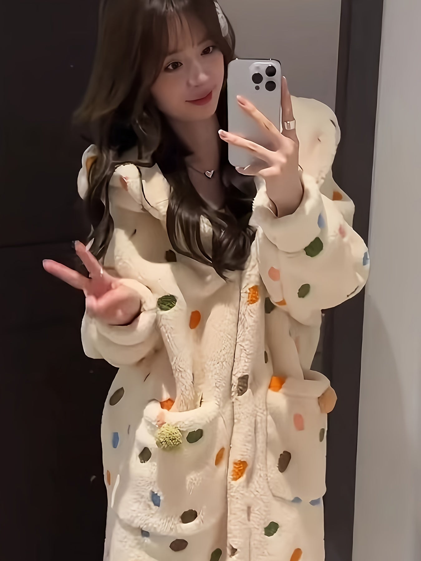 Elegant Hooded Coral Velvet Pajamas，Suitable for Women，Polyester Fiber 95%，Superfine Fiber 5%，Knitted Fabric，Dotted Pattern，Thick Warm Long Pajamas with Pockets，Suitable for Teenagers，Autumn and Winter Season，Homewear