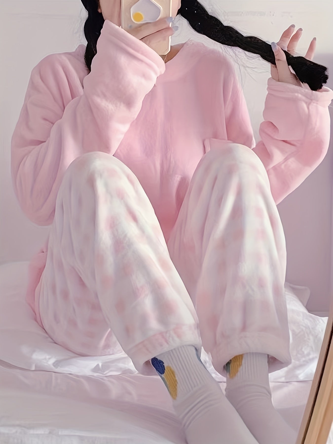 Soft and Warm Pajamas Suit，Comfortable Long-Sleeved Pajamas Top and Plush Plaid Pajama Pants，Ladies' Homewear and Pajamas