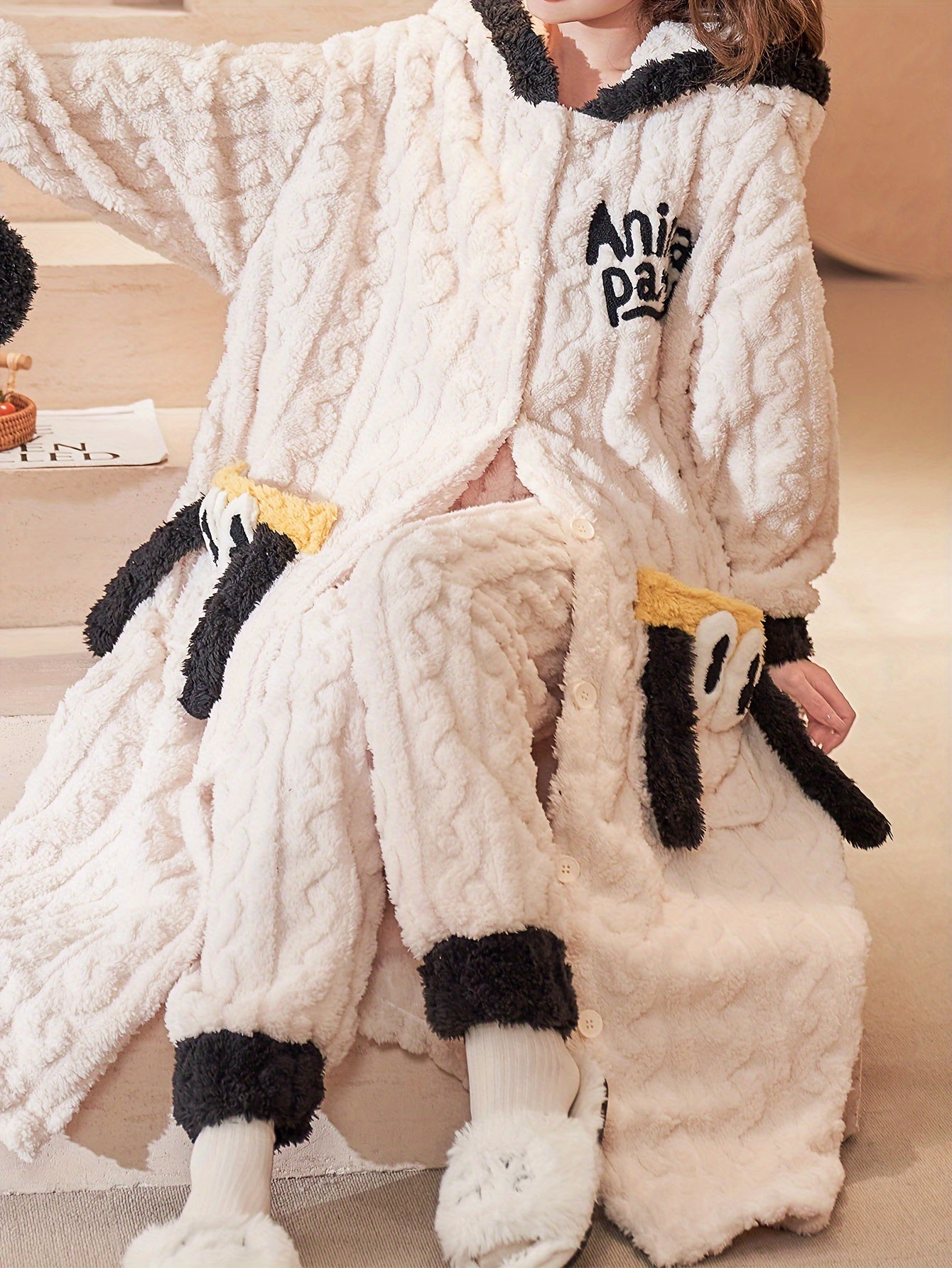 A Set of Women's Cute Cartoon Animal Party Flannel Pajamas Suit - Long Sleeve Hooded Gown with Pockets，Knitted Fabric，Adult Autumn and Winter Casual Wear