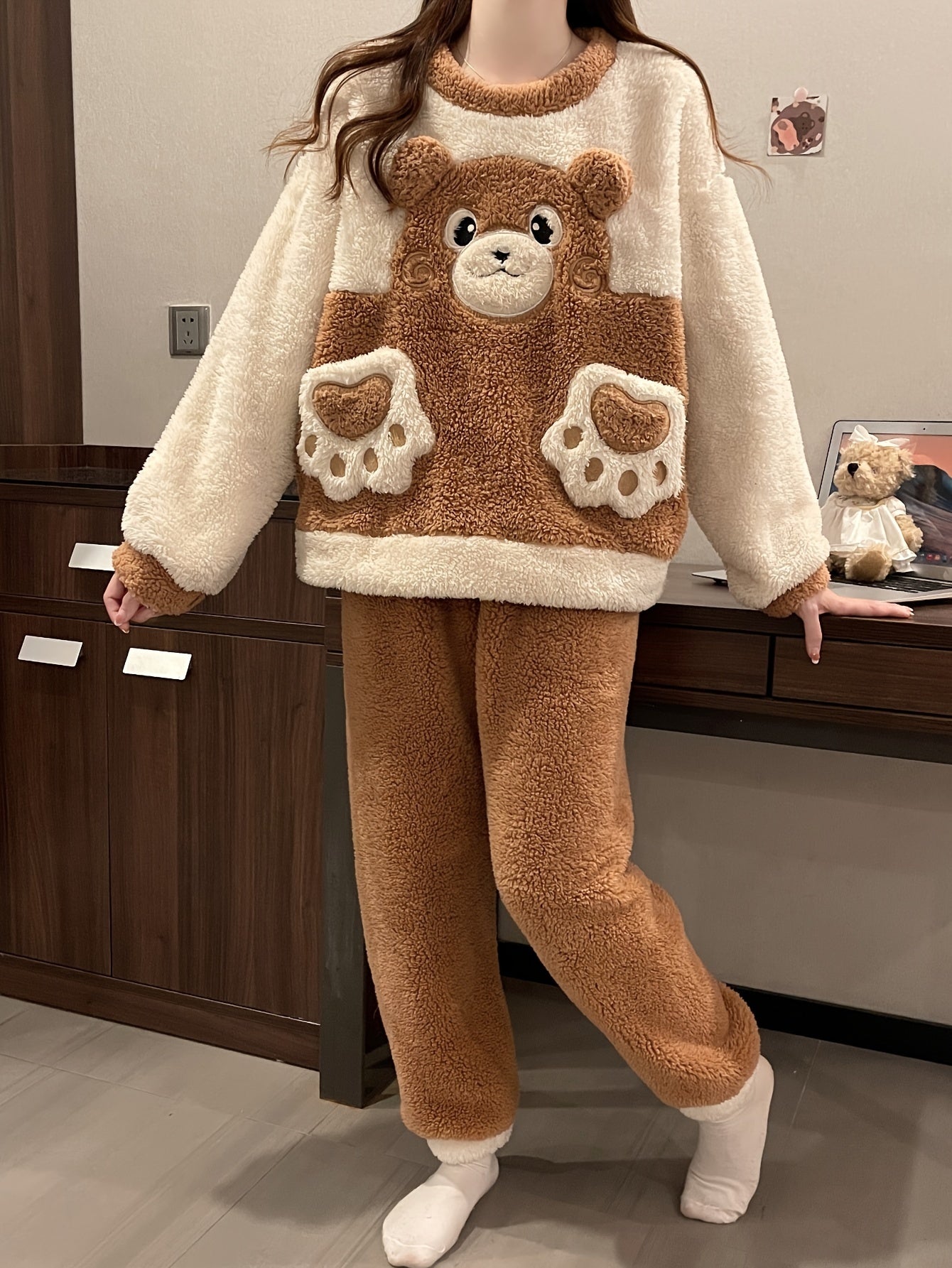 Warm Winter Cartoon Bear Velvet Pajamas Suit：Soft Suede Long Sleeve round Neck Top，Straight-Leg Pants No Belt，Comfortable and Warm Women's Pajamas and Casual Wear