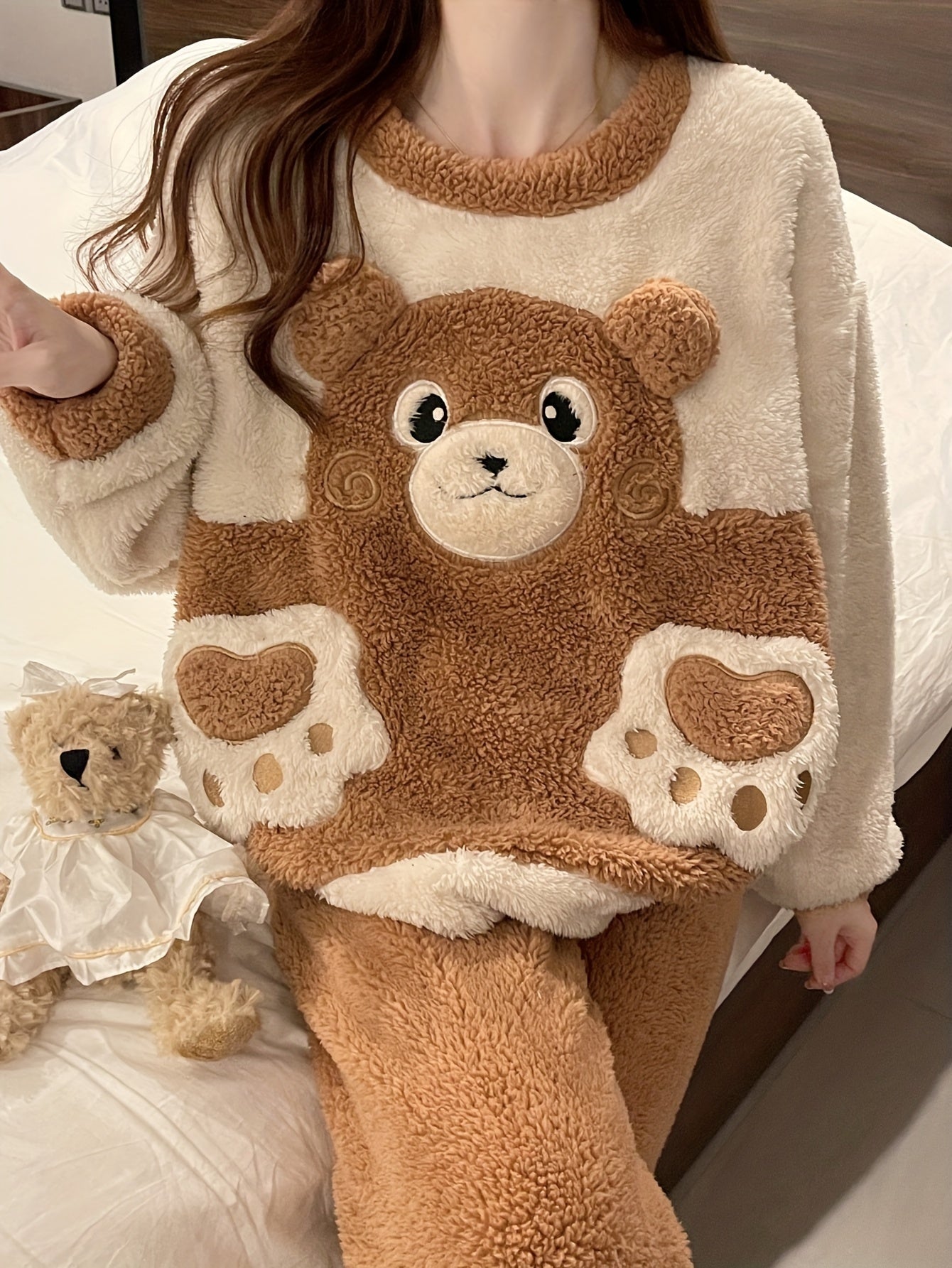 Warm Winter Cartoon Bear Velvet Pajamas Suit：Soft Suede Long Sleeve round Neck Top，Straight-Leg Pants No Belt，Comfortable and Warm Women's Pajamas and Casual Wear