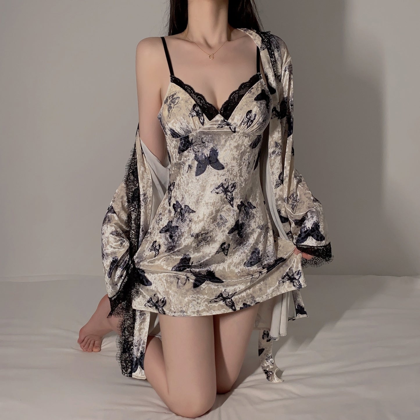 Autumn and Winter Style Lady Sexy Butterfly Print Satin Pajamas Suit，Printed Long Sleeve Robe with Belt and Contrast Lace Trim V Collar Suspender Dress，Comfortable Pajamas