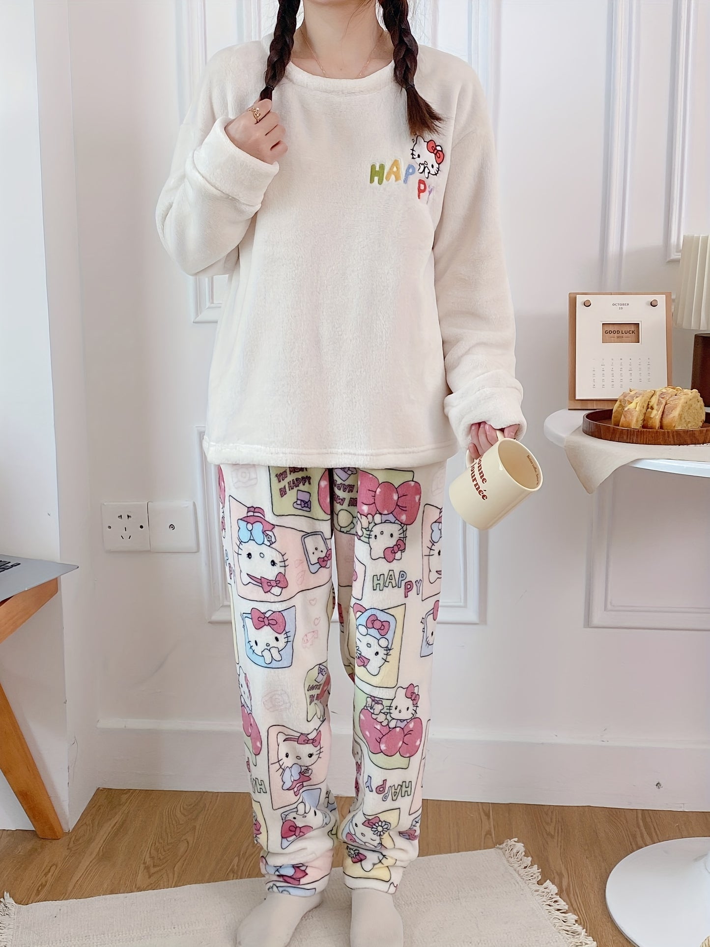 Girls' Comfortable Winter Plush Hello Kitty Pajamas Suit - Cute Cartoon Pattern，Long Sleeves and Pants，Soft Polyester Fiber，Opaque，round Neck Pajamas and Homewear