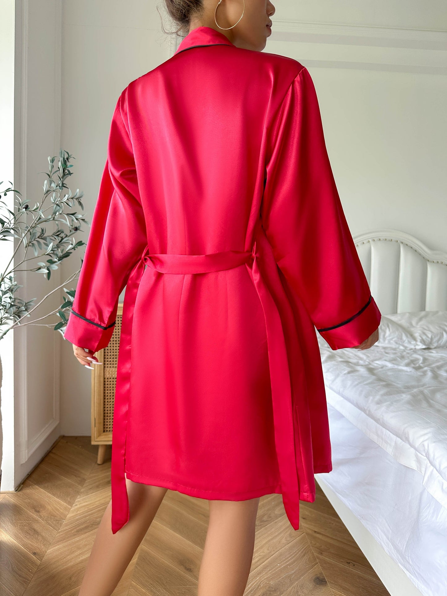 A Set of Simple Satin Pajamas Suit，Long Sleeve Bathrobe with Belt and V Collar Vest Top and Shorts，Women's Pajamas and Homewear