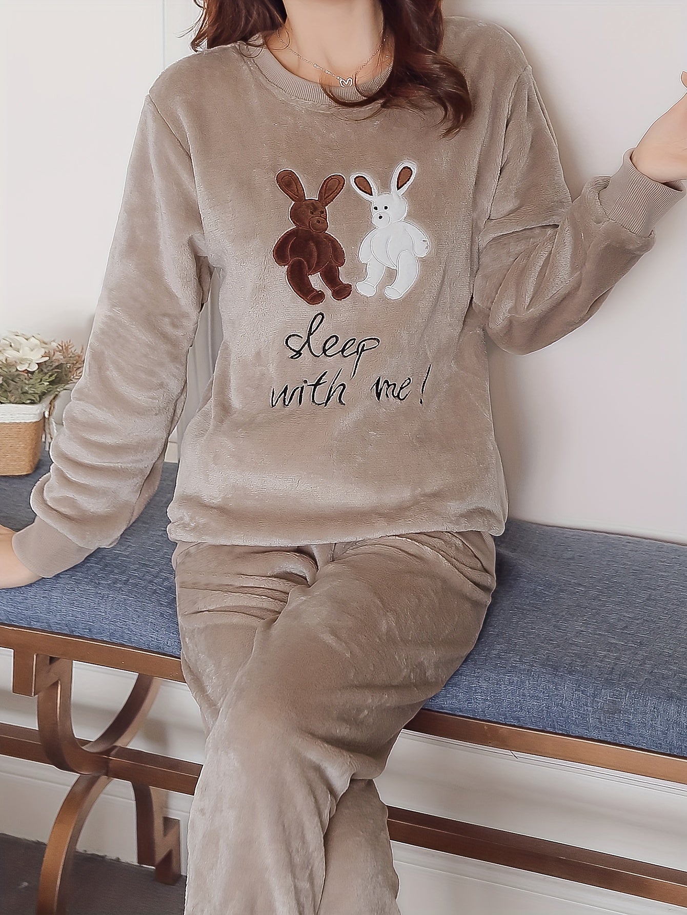 Comfortable Fleece Women's Pajama Suit - Cute Rabbit and Letter Embroidery，Long Sleeve Round Neck Top with Elastic Waist Belt Jogger Pants，Warm Winter Loungewear，Plus Size Pajamas Suit，Flannel，Spiral Shrink-Proof Design，Thickened