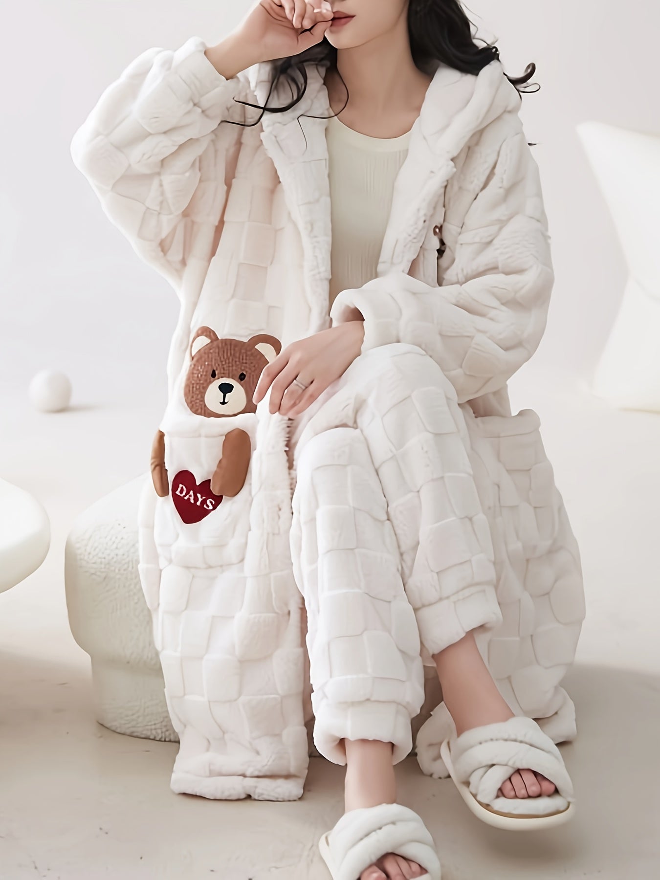 Comfortable Coral Fleece Women's Pajama Suit，with Cute Bear and Letter Pattern - Long Sleeve Hooded Tracksuit and Pants，Machine Washable